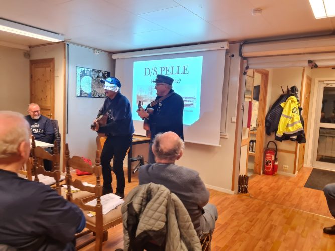 Pellesangen fremføres under en samling med foredrag om D/S Pelle